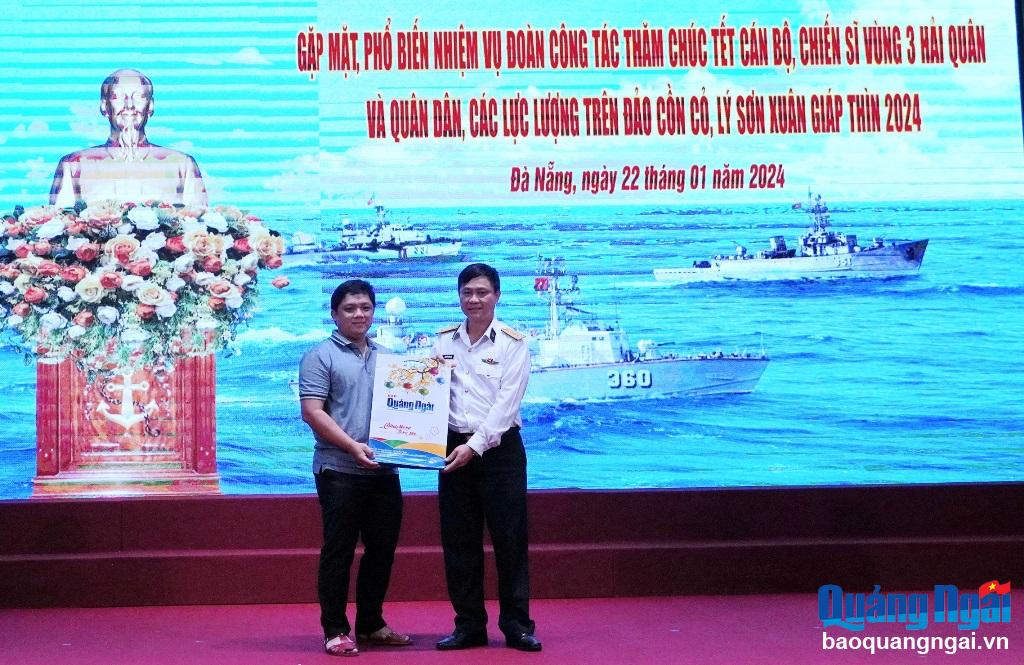 Đại diện Báo Quảng Ngãi trao tặng ấn phẩm Xuân của Báo Quảng Ngãi cho Bộ Tư lệnh Vùng 3 Hải quân.