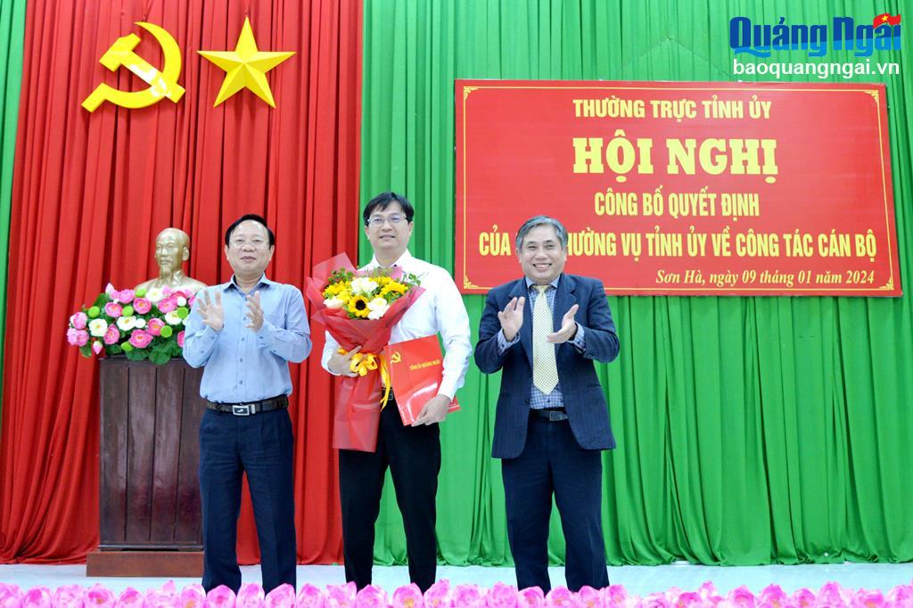 Trưởng ban Tổ chức Tỉnh ủy Lữ Ngọc Bình và Trưởng ban Nội chính Tỉnh ủy Lương Kim Sơn trao quyết định, tặng hoa chúc mừng đồng chí Phan Anh Quang.