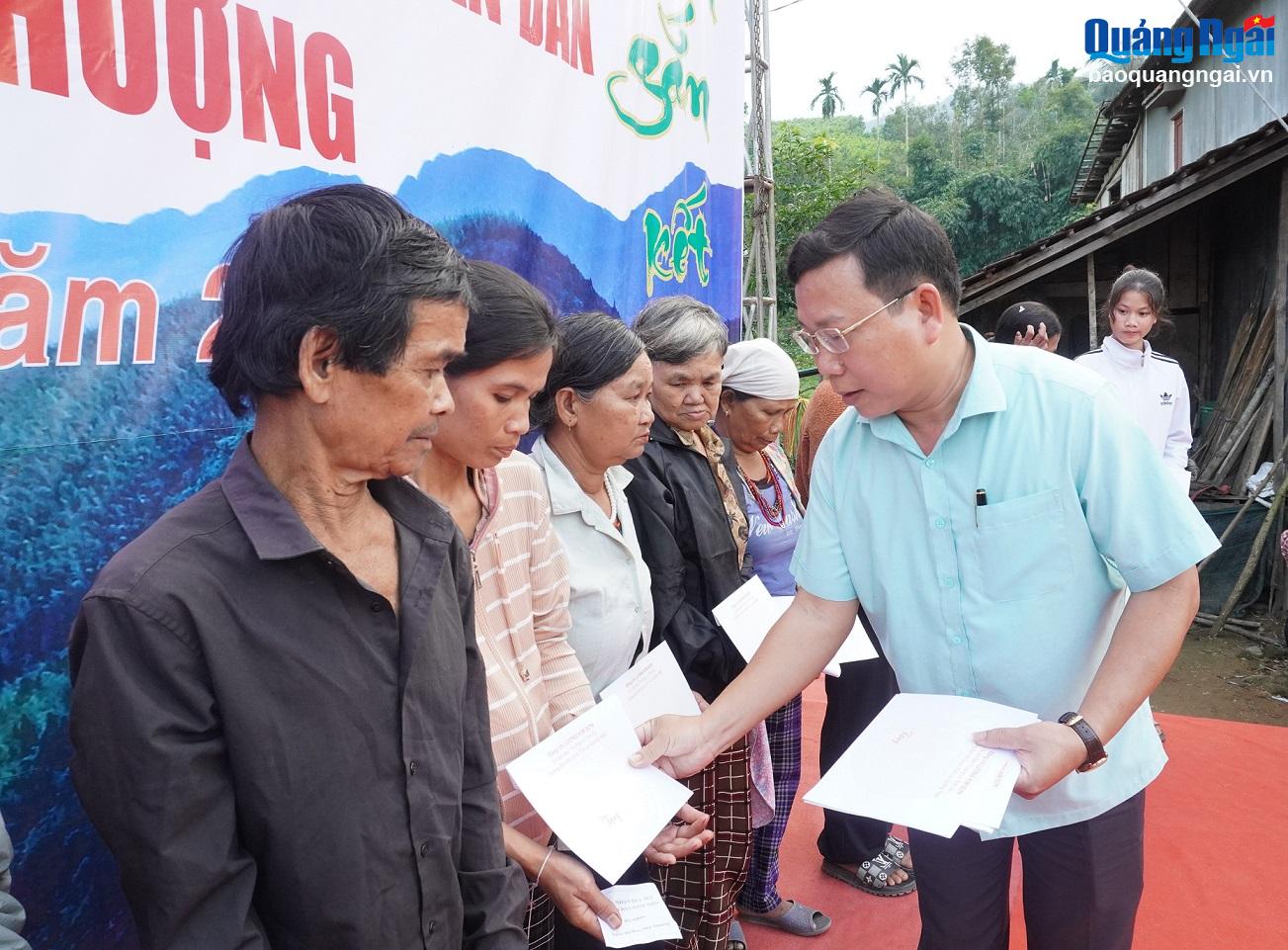 Bí thư Huyện ủy Sơn Hà Trần Văn Luật tặng quà Tết cho hộ có hoàn cảnh khó khăn ở xã Sơn Thượng (Sơn Hà).