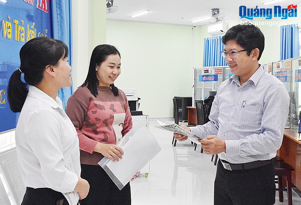 
Chủ tịch UBND huyện Sơn Tây Nguyễn Ngọc Trân thường xuyên kiểm tra, giám sát tại Bộ phận một cửa cấp huyện và lắng nghe phản ánh của công dân.
