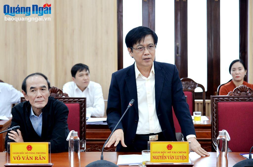 Giám đốc Sở Tài chính Nguyễn Văn Luyện tham gia thảo luận tại cuộc họp.