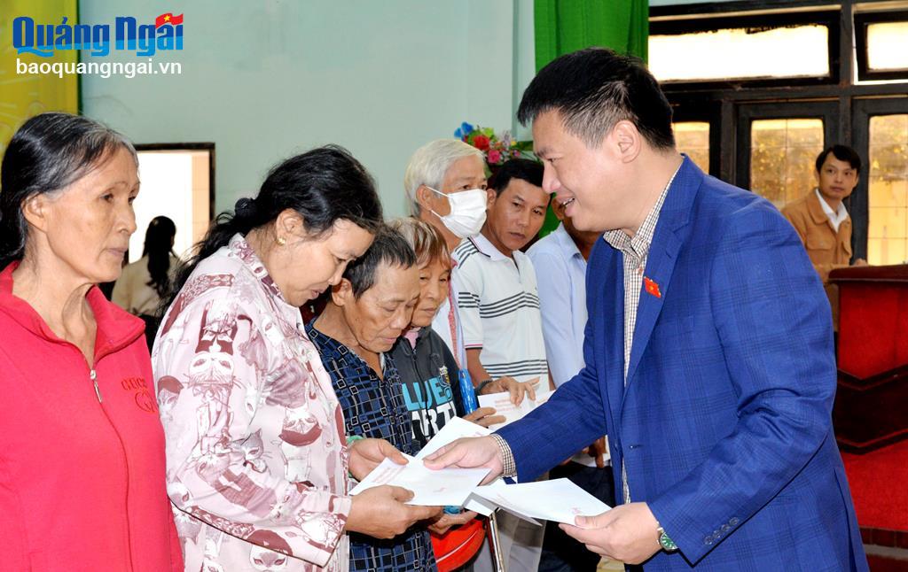 Phó Bí thư Thường trực Tỉnh ủy Đặng Ngọc Huy tặng quà Tết cho hộ nghèo