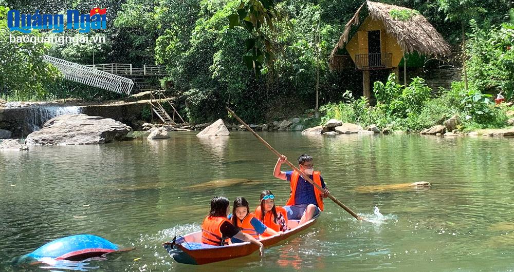 Trải nghiệm chèo thuyền tại Khu du lịch sinh thái Thác Trắng (Minh Long).

