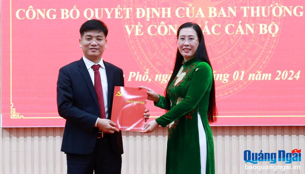 Ủy viên Trung ương Đảng, Bí thư Tỉnh ủy, Chủ tịch HĐND tỉnh Bùi Thị Quỳnh Vân trao Quyết định của Ban Thường vụ Tỉnh ủy cho đồng chí Đỗ Tâm Hiển.