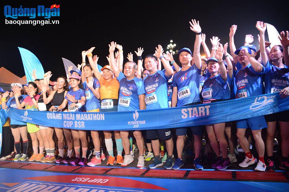 Lãnh đạo tỉnh và các vận động viên tham gia Giải Quảng Ngãi Marathon cup BSR năm 2023.