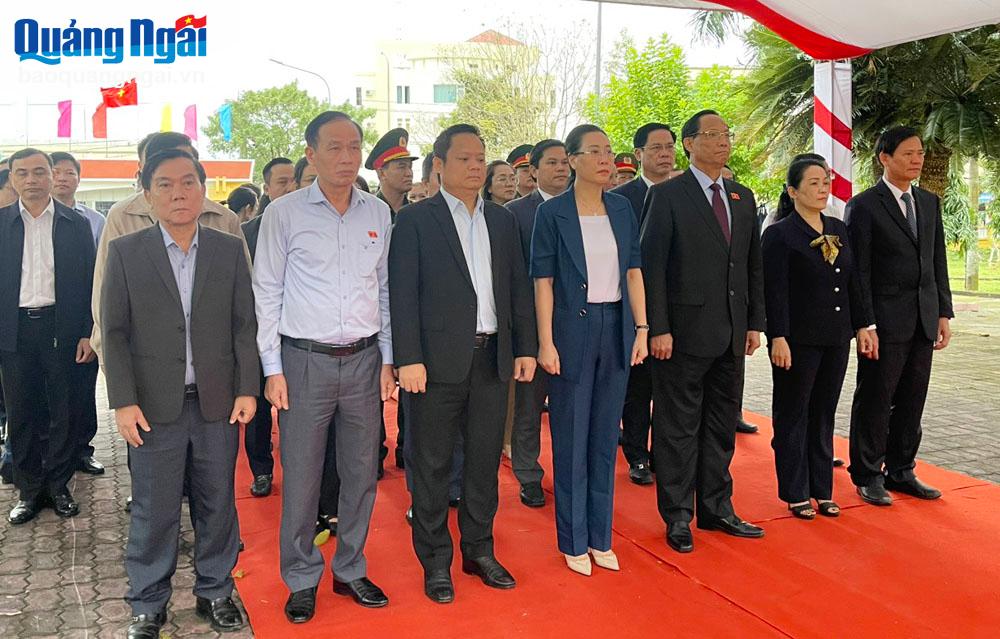 Phó Chủ tịch Quốc hội Trần Quang Phương cùng các đại biểu viếng nghĩa trang liệt sỹ Núi Bút.