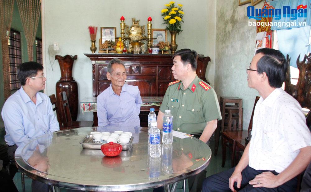 Đại tá Phan Công Bình thăm,chúc Tết thương binh Võ Hinh ở xã Phổ Cường.