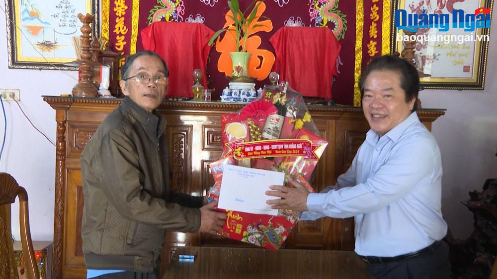 Phó Chủ tịch UBND tỉnh Võ Phiên thăm, tặng quà, chúc Tết thương binh Nguyễn Hiệp.
