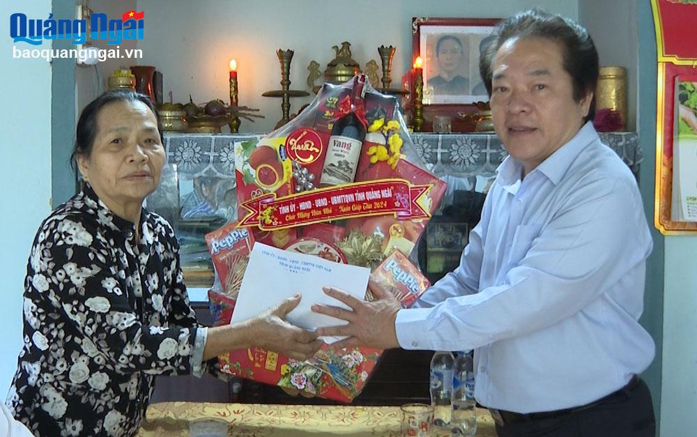 Phó Chủ tịch UBND tỉnh Võ Phiên thăm, tặng quà, chúc Tết thương binh Nguyễn Thị Liên.