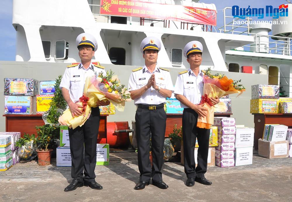 Đại tá Phạm Ngọc Tiến - Phó Tư lệnh Vùng 2 Hải quân chúc chỉ huy 2 tàu phục vụ đoàn công tác hoàn thành tốt nhiệm vụ.
