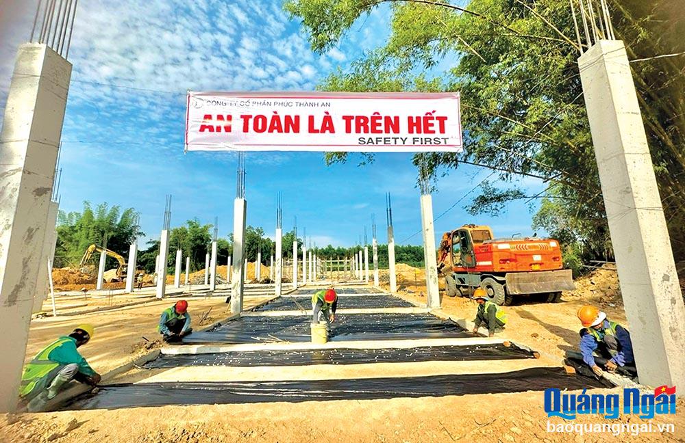 Công trường xây dựng Trung tâm Y tế huyện Sơn Tịnh.    