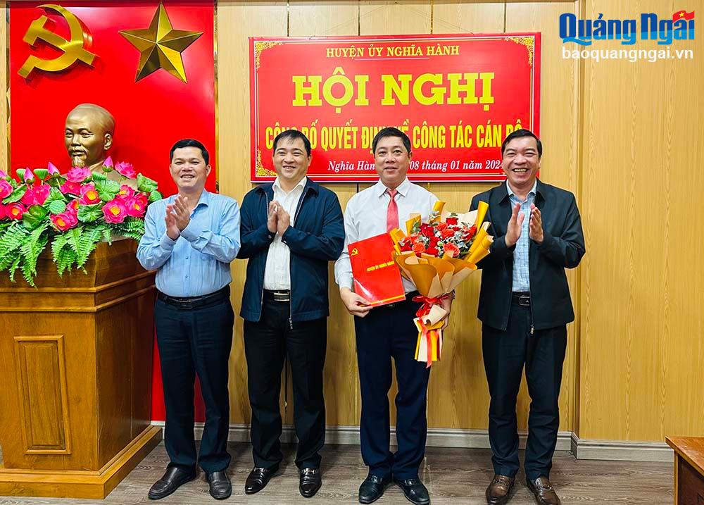rao quyết định, tặng hoa chúc mừng đồng chí Nguyễn Tấn Anh