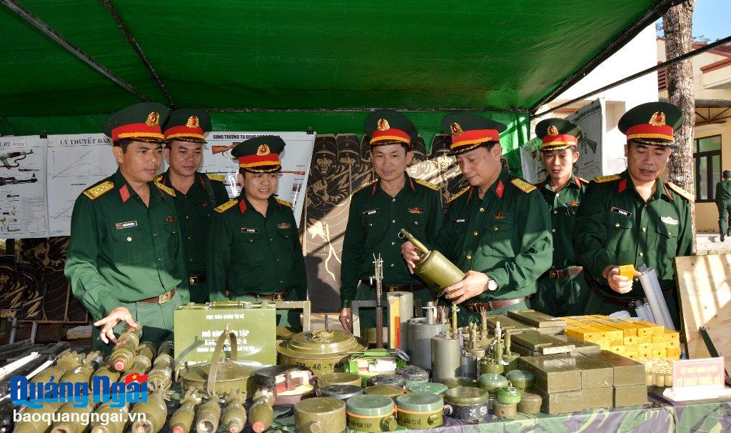 Đoàn công tác kiểm tra mô hình học cụ huấn luyện tại Ban CHQS huyện Tư Nghĩa.