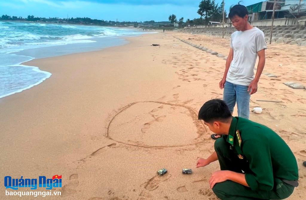 Bờ biển thôn Phước Thiện, xã Bình Hải (Bình Sơn) nơi ông Võ Văn Tèo phát hiện gần 3kg ma túy cocaine dạt vào bờ biển.