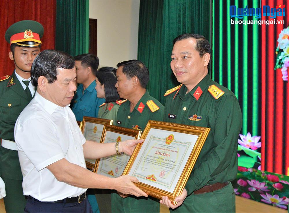 Chủ tịch UBND tỉnh Đặng Văn Minh đã trao tặng Bằng khen cho 4 tập thể và 6 cá nhân 