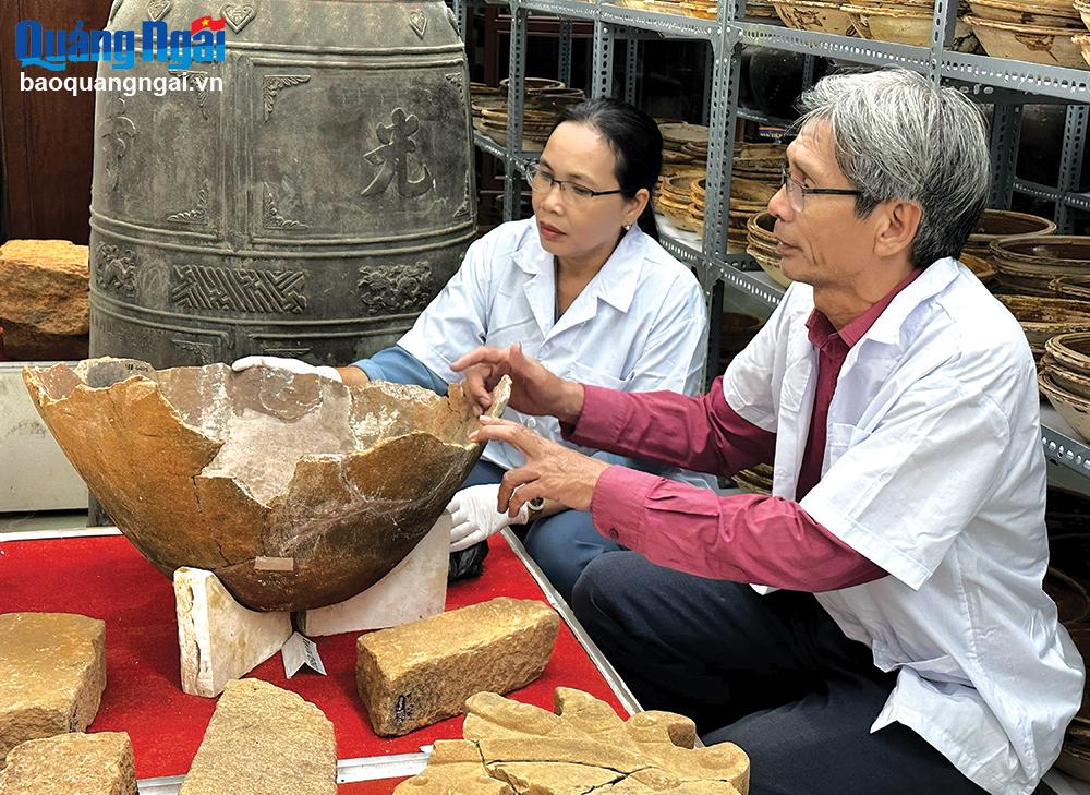Tiến sĩ Đoàn Ngọc Khôi và chị Phạm Thị Thanh Tuyết trao đổi về việc phục dựng ngôi mộ chum của người Sa Huỳnh cổ. 
