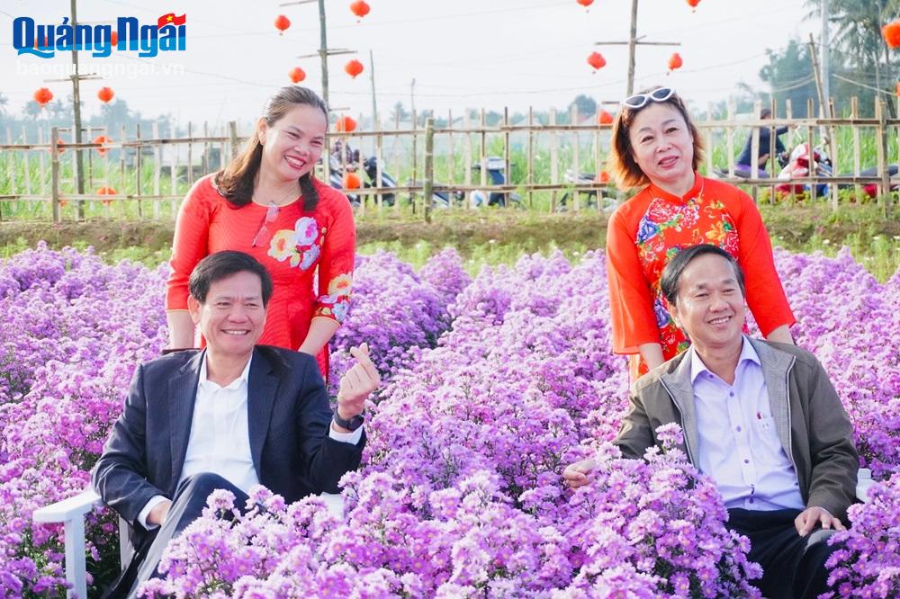 Bí thư Thành ủy Ngô Văn Trọng và Phó Chủ tịch UBND thành phố Nguyễn Lâm tham quan, chụp hình tại cánh đồng hoa Nghĩa Hà.

