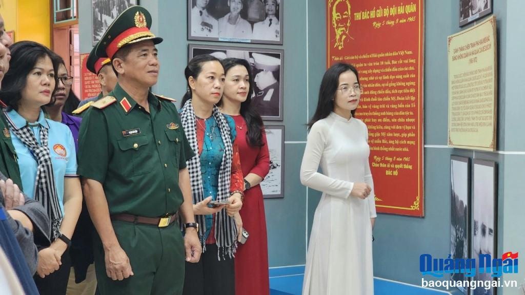Các đại biểu tìm hiểu về quá trình xây dựng, chiến đấu, trưởng thành của Hải quân Nhân dân Việt Nam và Vùng 3 Hải quân.