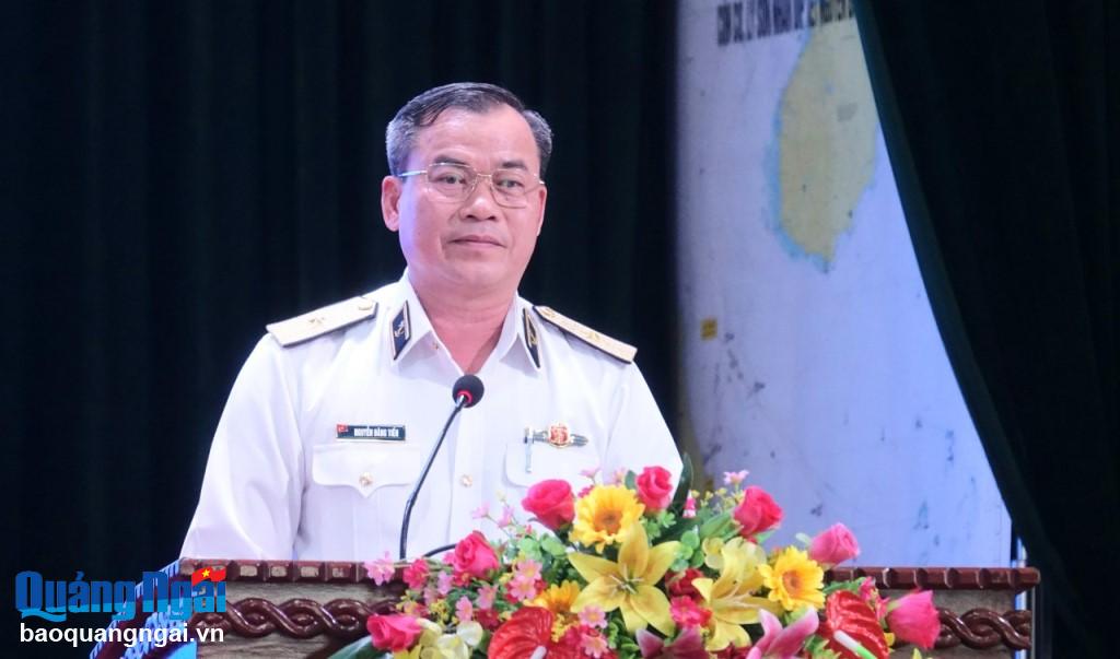 Chuẩn Đô đốc Nguyễn Đăng Tiến, Bí thư Đảng ủy, Chính ủy Vùng 3 Hải quân phát biểu tại buổi gặp mặt. 