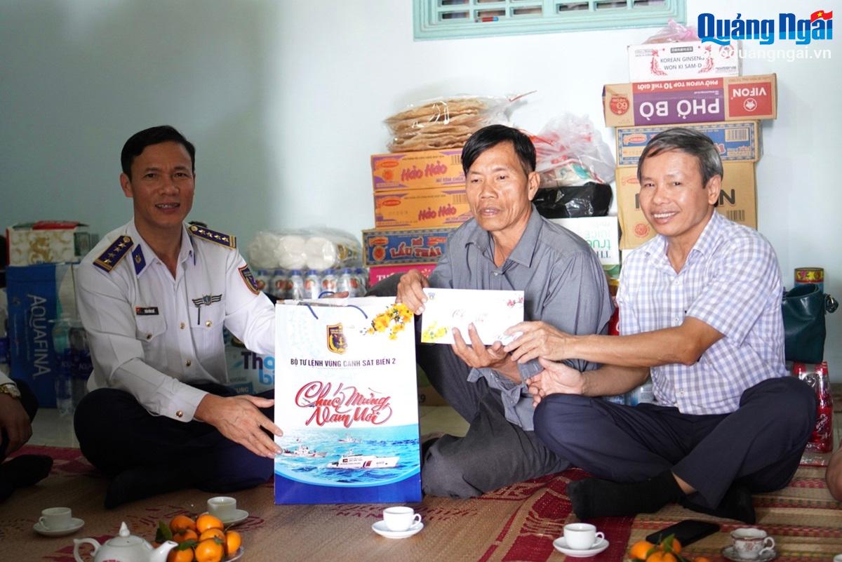 Thăm, tặng quà Tết cho gia đình chính sách huyện Lý Sơn