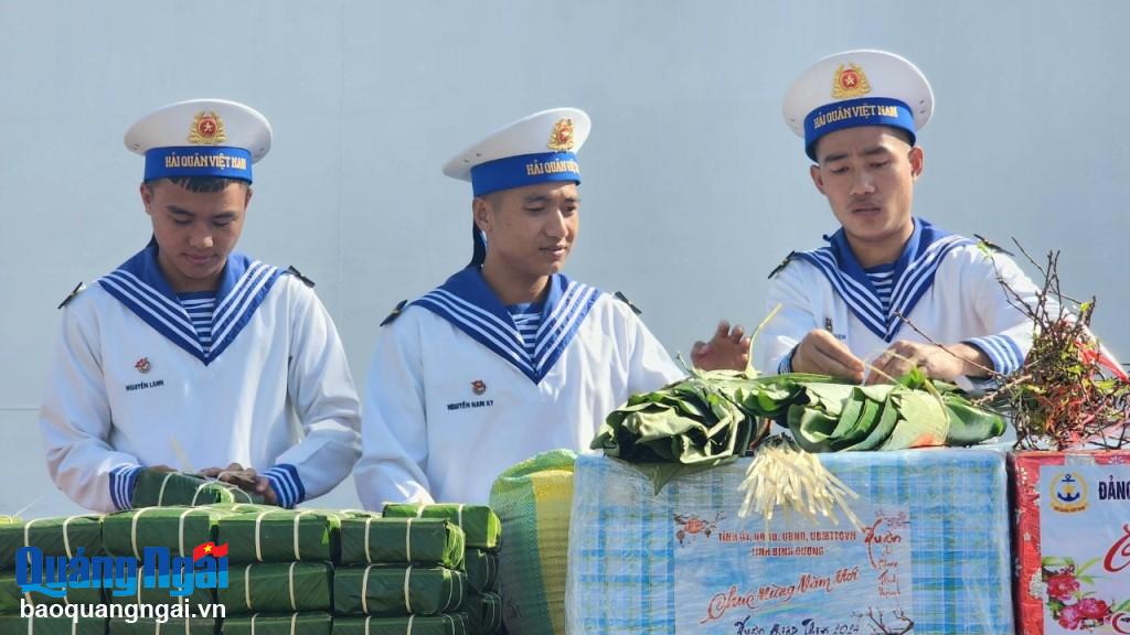 Những chiếc bánh chưng xanh được chính tay các chiến sĩ Vùng 3 Hải quân gói gửi tặng cán bộ, chiến sĩ và nhân dân 2 huyện đảo.