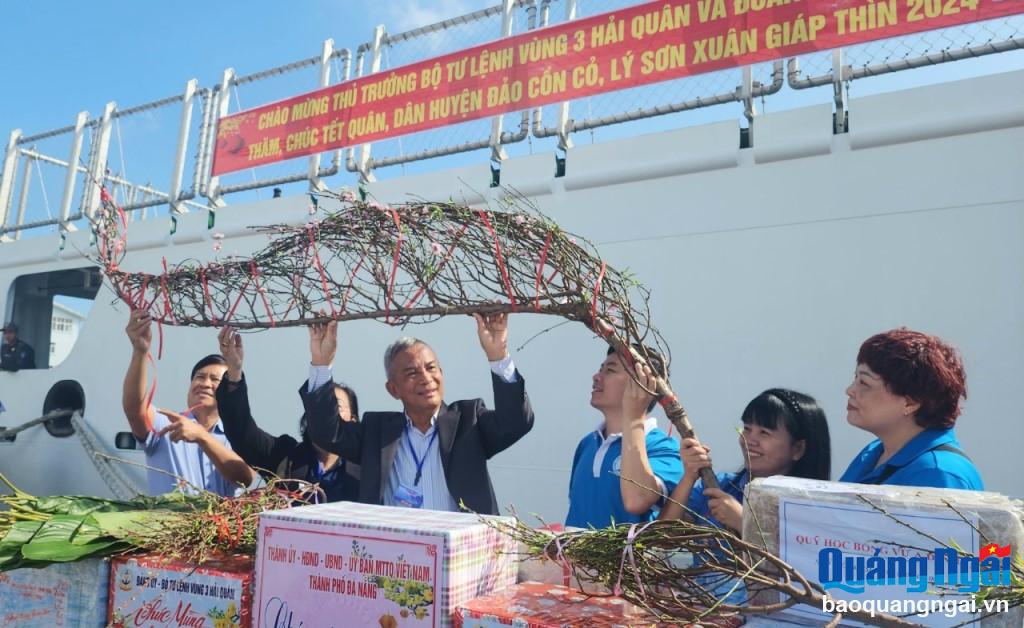 Đồng thời, vận chuyển hàng trăm phần quà, nhu yếu phẩm của các địa phương, cơ quan, tổ chức, doanh nghiệp, cá nhân gửi tặng cán bộ, chiến sĩ và quân, dân ở huyện đảo Cồn Cỏ, Lý Sơn.