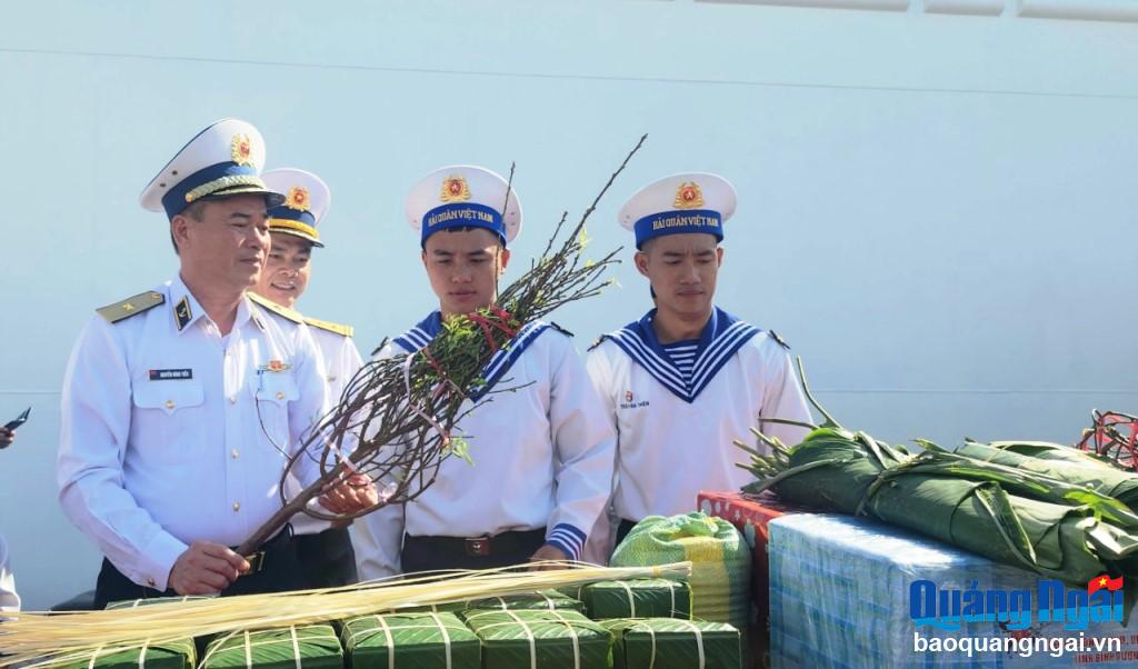 Chuẩn Đô đốc Nguyễn Đăng Tiến, Bí thư Đảng ủy, Chính ủy Vùng 3 Hải quân kiểm tra hàng hóa, quà Tết trước khi vận chuyển lên tàu. 