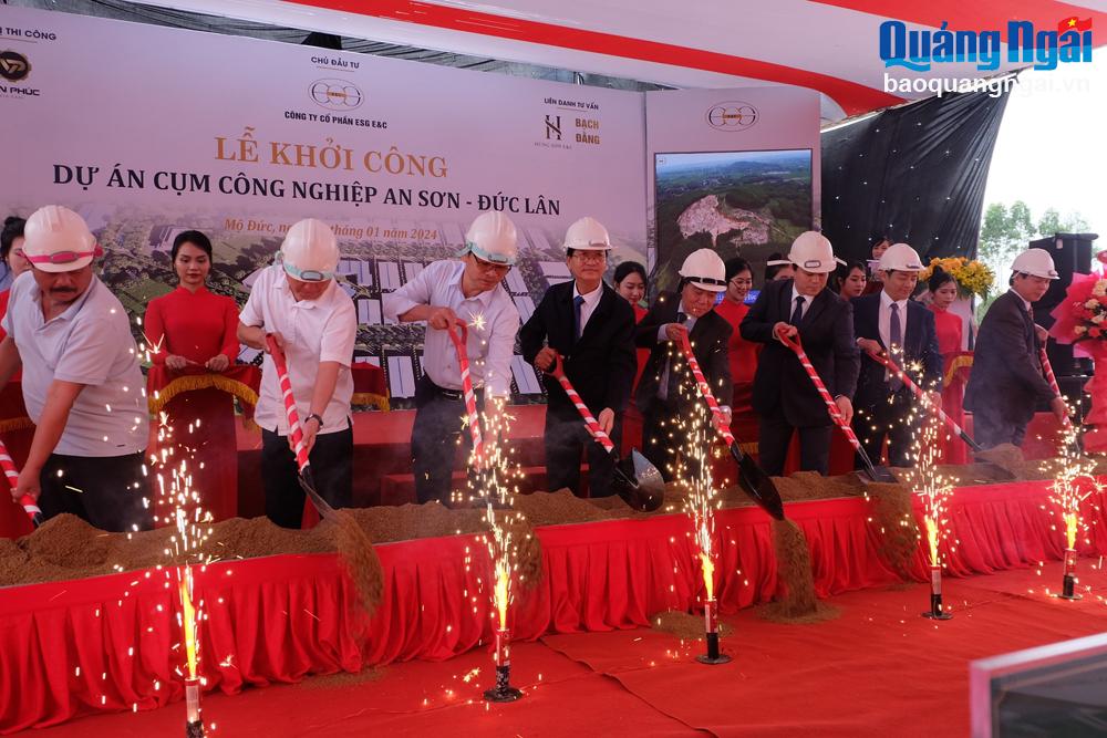 Lãnh đạo tỉnh và lãnh đạo huyện Mộ Đức thực hiện nghi thức khởi công dự án CCN An Sơn - Đức Lân.

