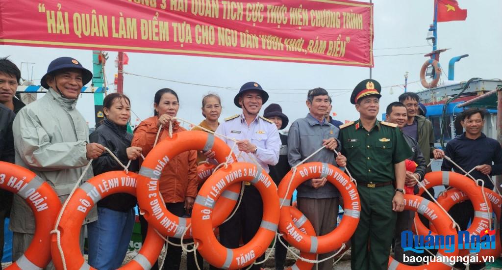 Đoàn công tác Vùng 3 Hải quân thăm hỏi, động viên và tặng cờ tổ quốc và phao cứu sinh cho gia đình các ngư dân trên huyện đảo Lý Sơn. 