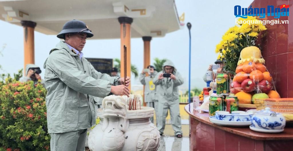 Chuẩn Đô đốc Nguyễn Đăng Tiến, Bí thư Đảng ủy, Chính ủy Vùng 3 Hải quân dâng hương tưởng nhớ các anh hùng liệt sĩ tại Nghĩa trang Liệt sĩ huyện Lý Sơn.