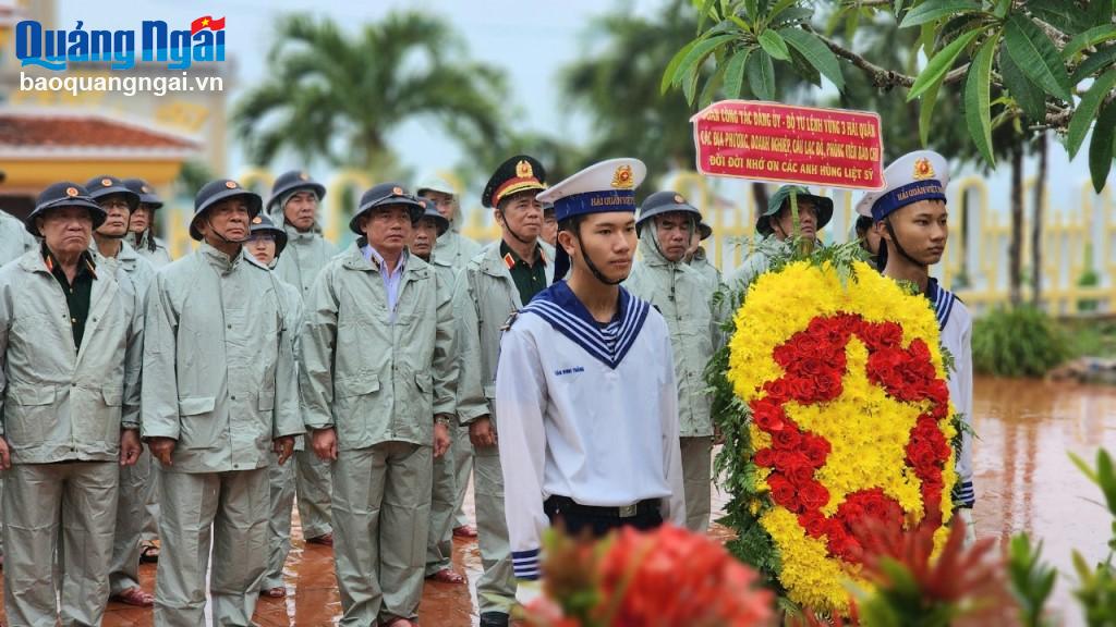 Đoàn công tác dâng hoa tại tại Nghĩa trang liệt sĩ huyện Lý Sơn.