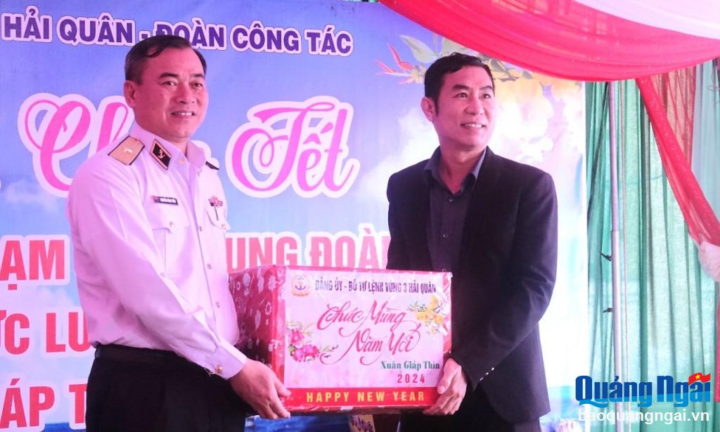 Chuẩn Đô đốc Nguyễn Đăng Tiến, Bí thư Đảng ủy, Chính ủy Vùng 3 Hải quân trao quà cho lãnh đạo huyện Lý Sơn.