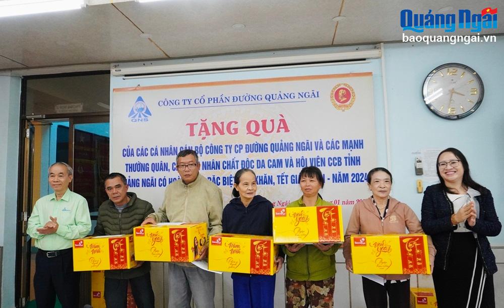 Trao quà Tết cho nạn nhân chất động da cam

