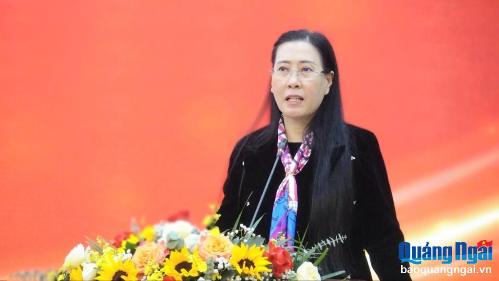 Ủy viên Trung ương Đảng, Bí thư Tỉnh ủy, Chủ tịch HĐND tình Bùi Thị Quỳnh Vân phát biểu tại buổi gặp mặt báo chí.