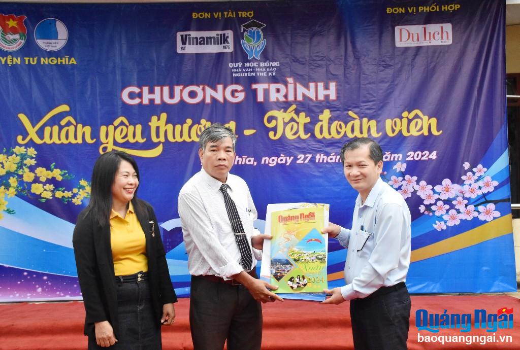 Tổng Biên tập Báo Quảng Ngãi Nguyễn Phú Đức tặng ấn phẩm Quảng Ngãi Xuân Giáp Thìn 2024 cho Trường Tiểu học Nghĩa Thọ.