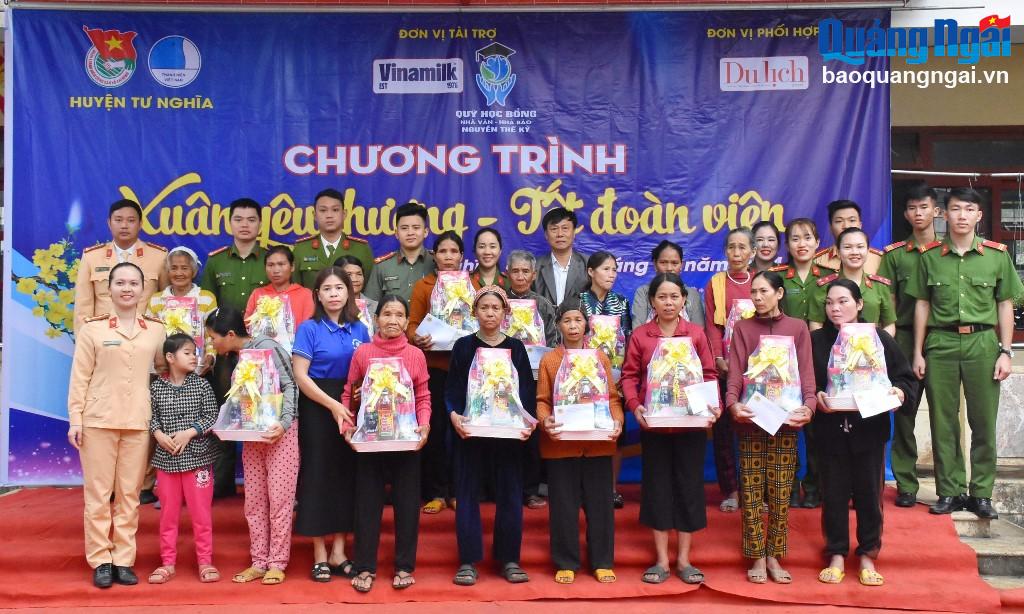 Đoàn và Hội Phụ nữ Công an huyện Tư Nghĩa trao quà Tết cho các trường hợp đặc biệt khó khăn trên địa bàn xã Nghĩa Thắng.