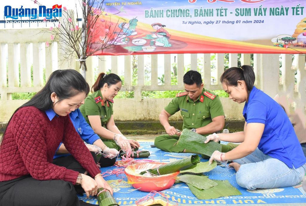 Đoàn viên gói bánh chưng, bánh tét tại Chương trình.