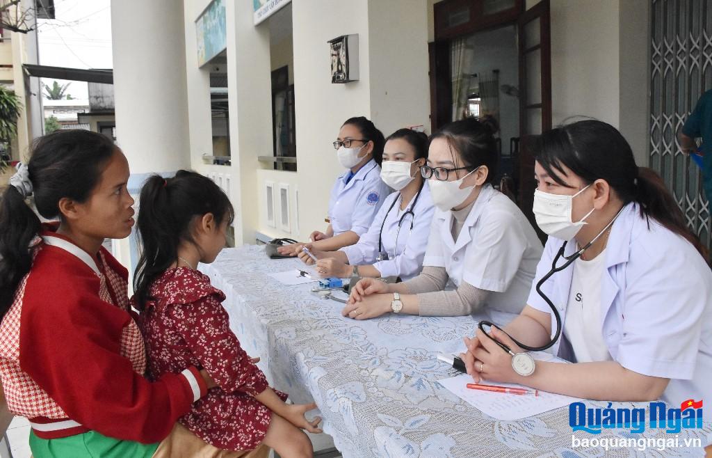 Các em học sinh được khám bệnh và cấp thuốc miễn phí ngay tại Chương trình.