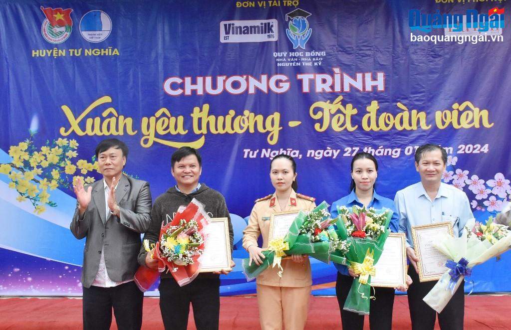 Phó Bí thư Thường trực huyện ủy Tư Nghĩa Hồ Sỹ Phong (bên trái) trao chứng nhận Tấm lòng vàng cho các cá nhân.