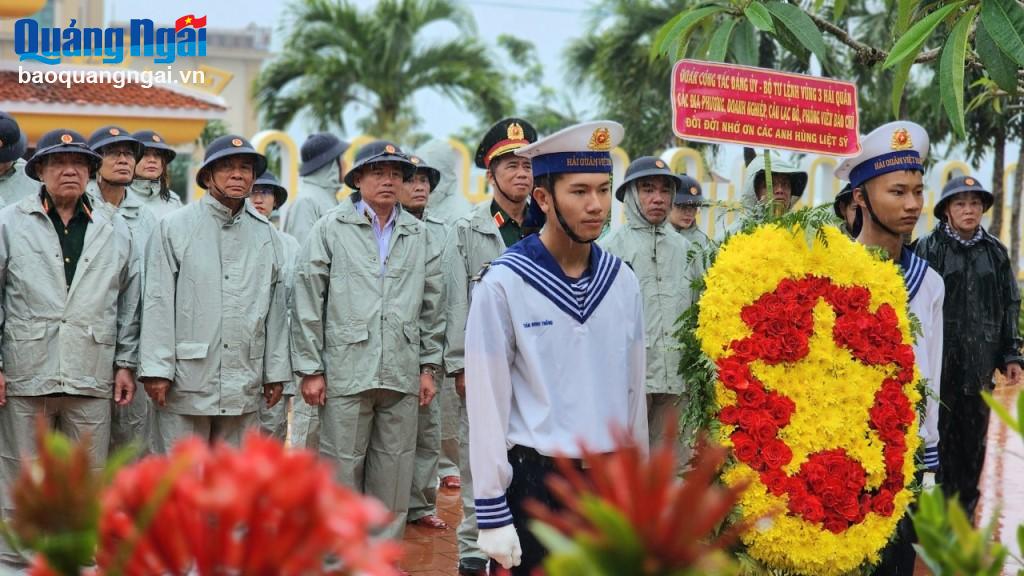 Đoàn công tác dâng hoa, dâng hương tại Nghĩa trang Liệt sĩ huyện Lý Sơn.