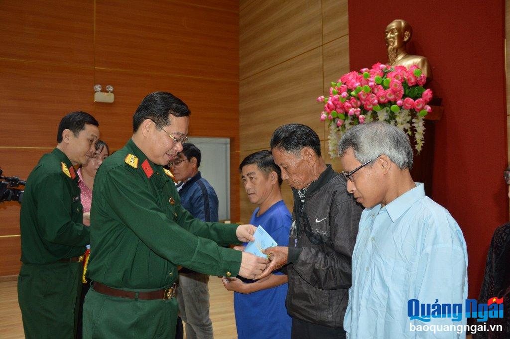 -	Thượng tá Trần Thế Phan, Chỉ huy trưởng Bộ CHQS tỉnh tặng quàn cho các gia đình chính sách trên địa bàn huyện Lý Sơn.