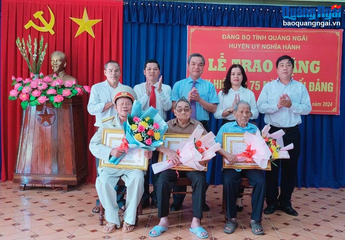 Trưởng ban Tuyên giáo Tỉnh ủy Đặng Ngọc Dũng và lãnh đạo huyện Nghĩa Hành trao Huy hiệu, tặng hoa chúc mừng các đảng viên. 
