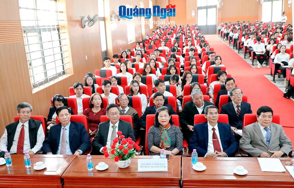 Các đại biểu dự lễ trao học bổng.