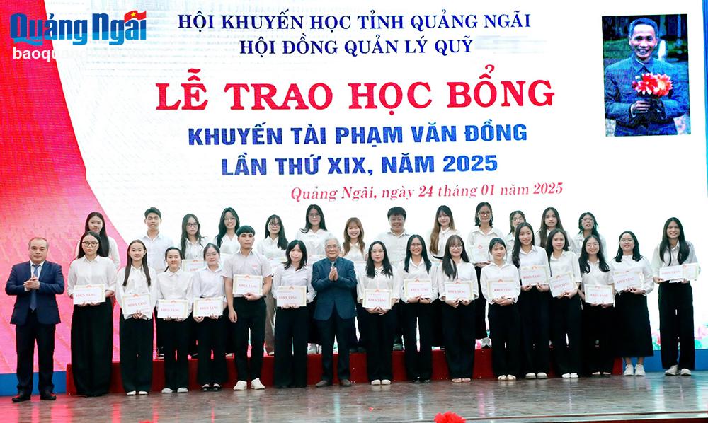 Nguyên Bí thư Tỉnh ủy Phạm Đình Khối, Phó Chủ tịch Thường trực UBND tỉnh Trần Hoàng Tuấn trao học bổng cho sinh viên xuất sắc 3 năm liên tiếp.