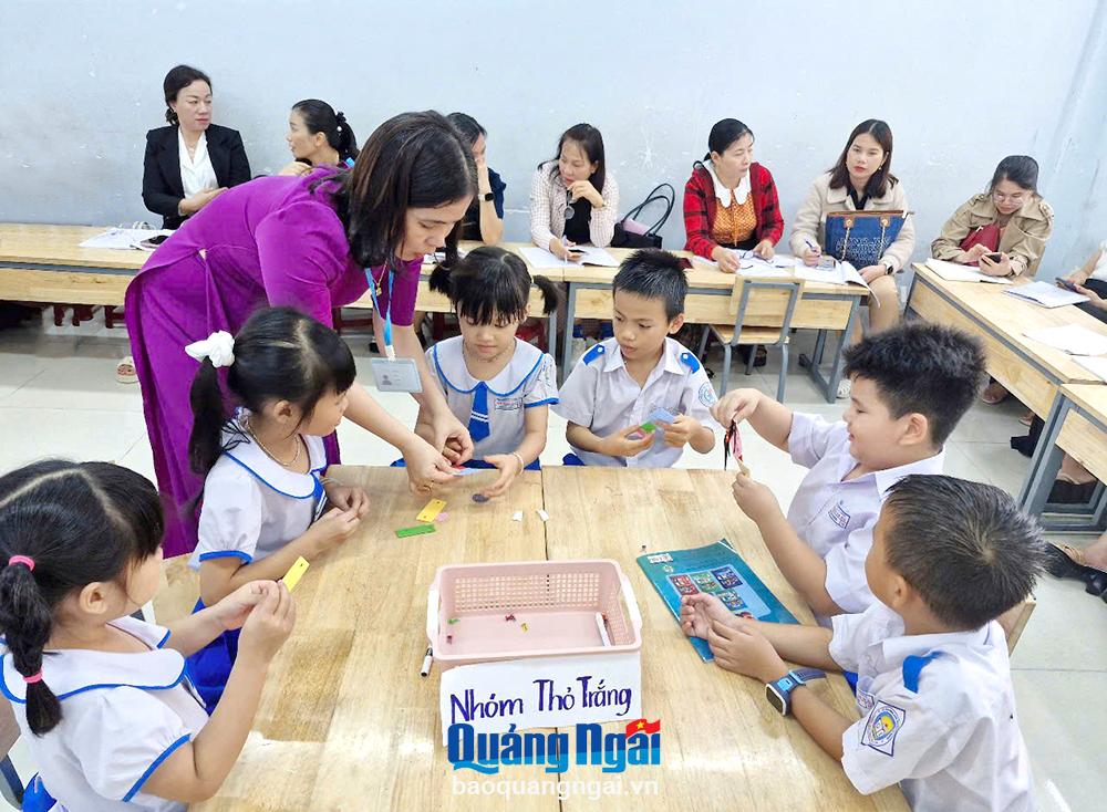 Cô và trò Trường Tiểu học và THCS thị trấn La Hà (Tư Nghĩa) trong một tiết sinh hoạt chuyên môn.