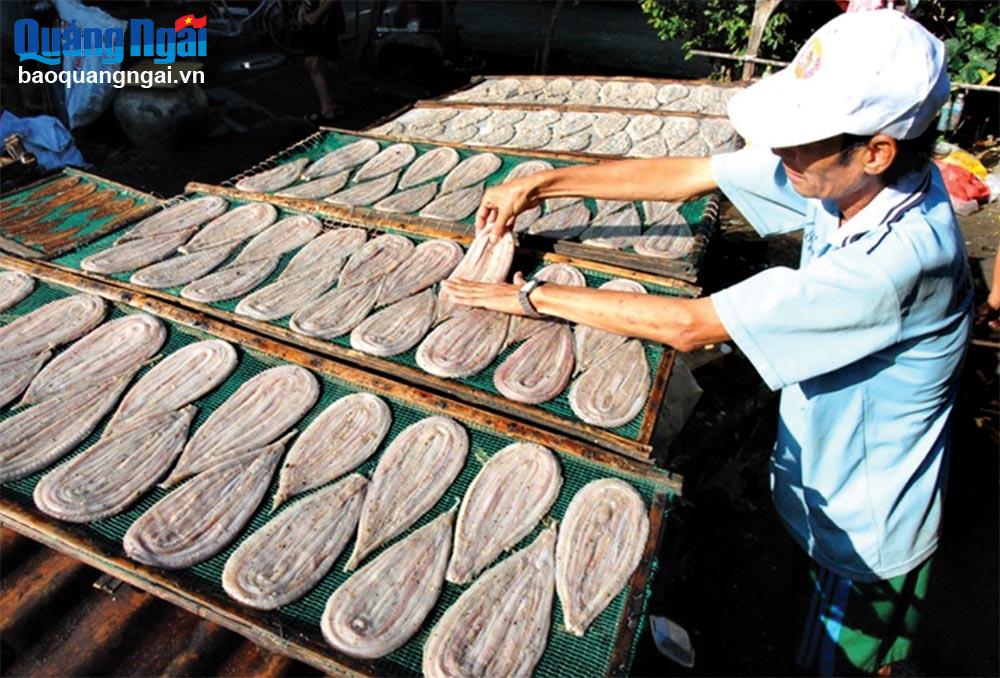 Mỗi năm chỉ có một mùa nước nổi, nên nhiều gia đình ở miền Tây Nam Bộ đi bắt và làm khô rắn để ăn quanh năm. 							       Ảnh: INTERNET