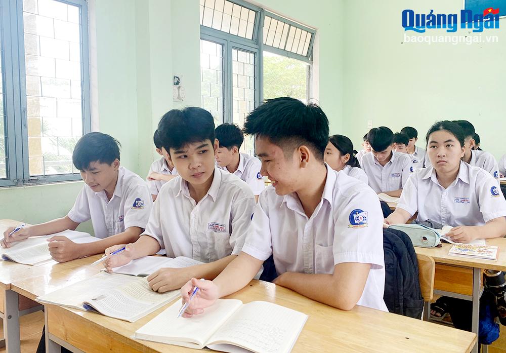 Học sinh Trường THPT số 1 Nghĩa Hành tập trung tiếp thu kiến thức, không còn tình trạng làm việc riêng trong giờ học.