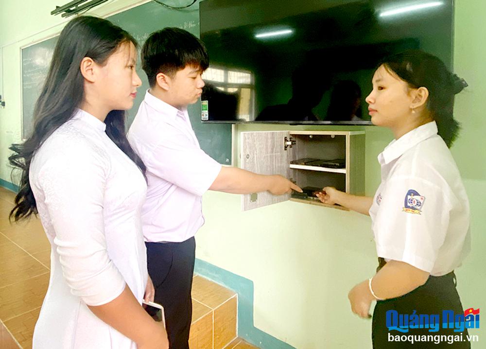 Đầu buổi sáng, học sinh lớp 11B2, Trường THPT số 1 Nghĩa Hành (Nghĩa Hành) thực hiện bỏ điện thoại vào hộp đựng.        