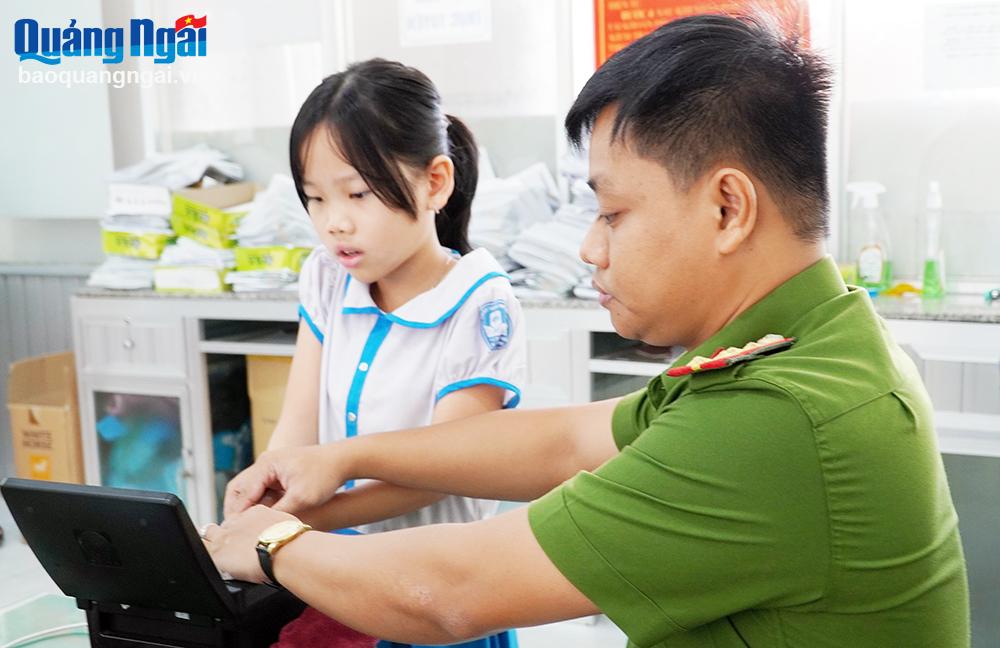 Công an TP.Quảng Ngãi lấy dấu vân tay để làm thủ tục cấp căn cước cho trẻ em dưới 14 tuổi. 
Ảnh: BÁ SƠN