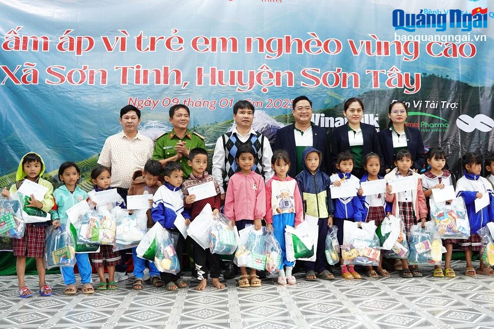 Đại diện Tạp chí Du lịch TP.Hồ Chí Minh; Vietcombank Quảng Ngãi; lãnh đạo huyện Sơn Tây và một số nhà tài trợ trao quà cho các em học sinh xã Sơn Tinh (Sơn Tây). 